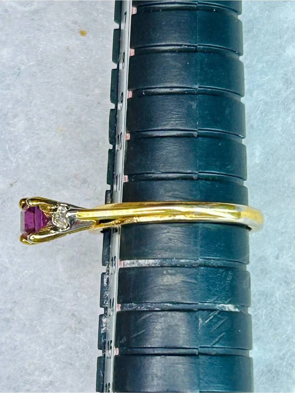 Vintage 18K HGE Purple Solitaire Ring with Clear Accent Stones (c. 1980s–1990s)